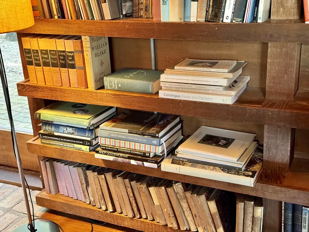 Boekenplank stylen: praktische tips voor een verzorgde plank
