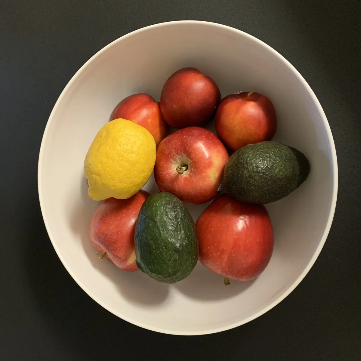 Fruitschaal kiezen en stylen: materiaal, maat en plek in de keuken
