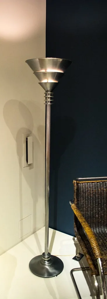 Vloerlamp plaatsen in een hoek van de kamer: praktische richtlijnen